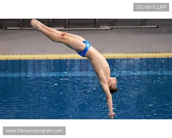 从高空到水花之间跳水运动员追求完美入水瞬间的力量与美感