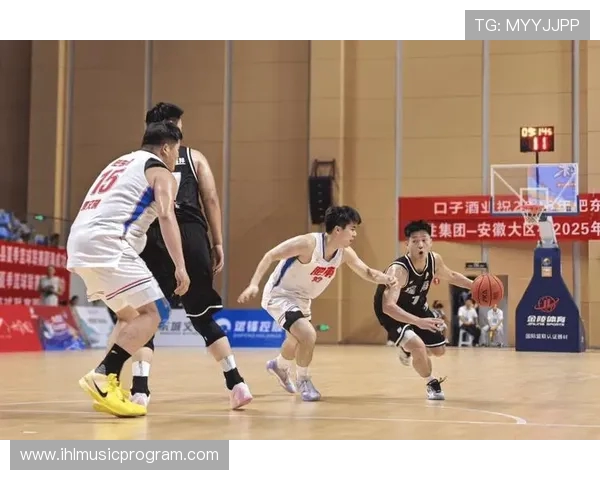 聚焦篮球明星成长轨迹与赛场传奇故事全景解析时代奋进新篇章纪实